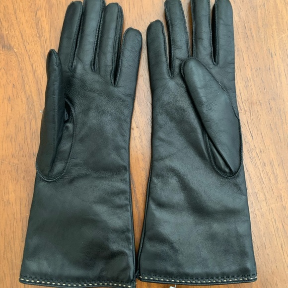 Sleek and soft black leather gloves lined with warm cashmere. - Picture 2 of 5
